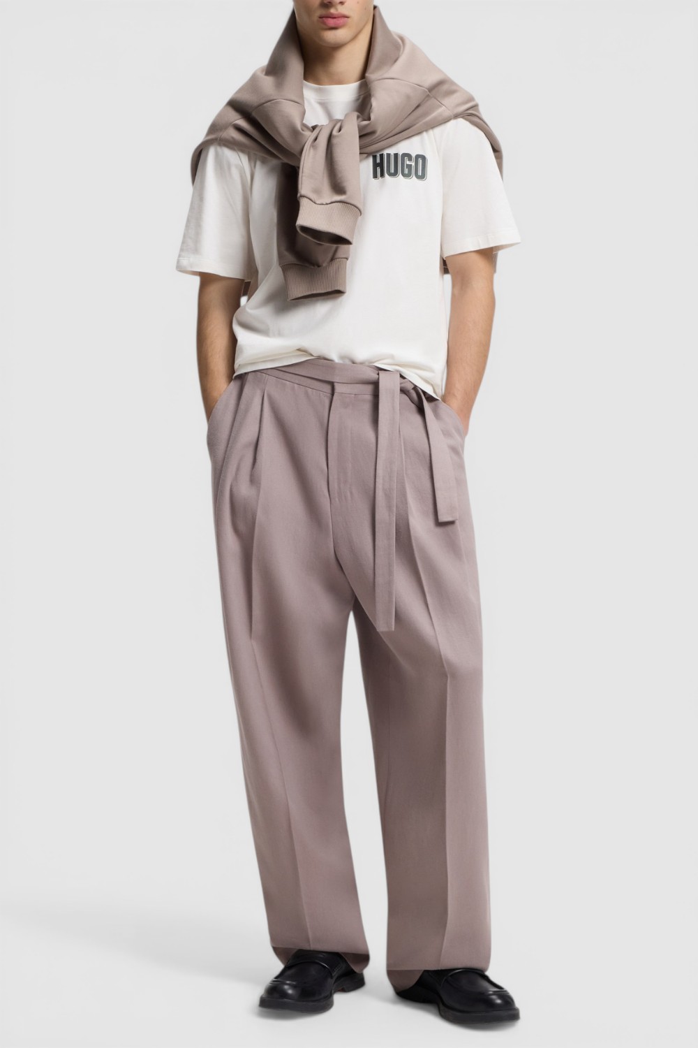 תמונת כל הלוק של חולצת טי בגזרה משוחררת